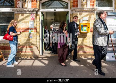 Opernfans kommen mit dem Zug am Bahnhof Lewes an, um zum nahe gelegenen Glyndebourne Opera House in Lewes, East Sussex, Großbritannien, zu gelangen. Stockfoto