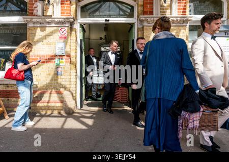 Opernfans kommen mit dem Zug am Bahnhof Lewes an, um zum nahe gelegenen Glyndebourne Opera House in Lewes, East Sussex, Großbritannien, zu gelangen. Stockfoto