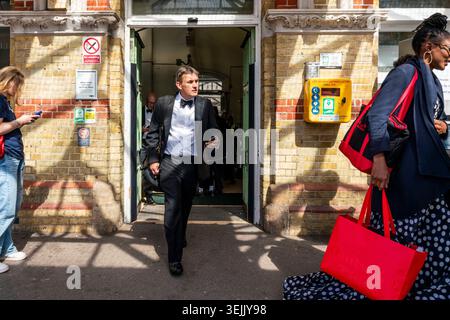 Opernfans kommen mit dem Zug am Bahnhof Lewes an, um zum nahe gelegenen Glyndebourne Opera House in Lewes, East Sussex, Großbritannien, zu gelangen. Stockfoto
