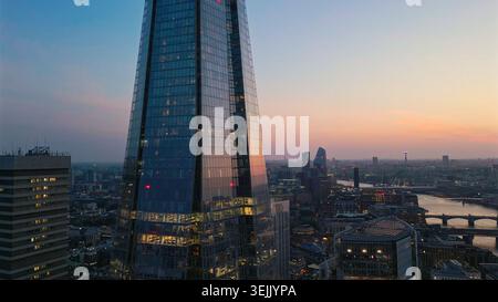 Die Splitter mit moderner Architektur und einer riesigen urbanen Landschaft in der Abenddämmerung Stockfoto