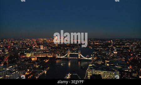 Panoramablick auf die Skyline der Stadt london und die beleuchtete Tower Bridge nach Sonnenuntergang Stockfoto