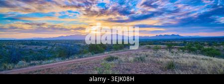 Sonnenaufgang über den Whetstone Mountains aus Kentucky Camp, Arizona. Stockfoto
