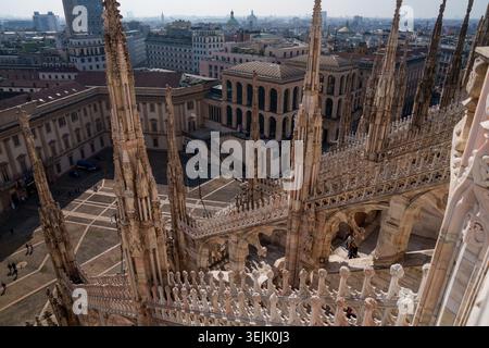 Mailand, Italien - 19.03.2024: Gotische Architektur und Stadtbild vom Dach der Mailänder Kathedrale. Mailänder Dom Stockfoto