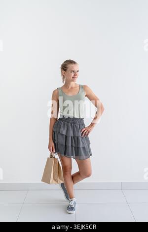 Lächelnde Frau mit umweltfreundlichen Einkaufstaschen Stockfoto