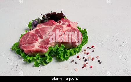 Zwei Stücke Schweinefleisch, rohes Schweinesteak, Schweinesteak, auf weißem Hintergrund, Stockfoto