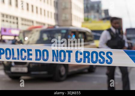 London, Großbritannien. Am 29. Mai 2026 wurde bei einem Verkehrsunfall in Strand London vor der Charing Cross Station der Verkehr in Richtung Osten geschlossen, während Polizei und Krankenwagen den Unfallort besuchten. Quelle: xiu bao/Alamy Live News Stockfoto