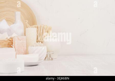 Natürliche Spa-Kosmetikprodukte und beige natürliche Badeaccessoires, Bambusdekor auf weißem Holzbrett, Innenausstattung. Stockfoto