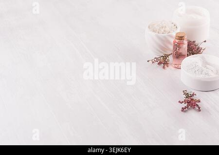 Luxuriöse Bio-Körper- und Hautpflege-Spa-Kosmetik als dekorative Grenze auf weißem Holzhintergrund. Stockfoto