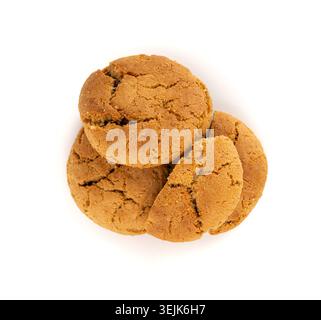 Schokoladenkekse mit Schokoladenfüllung isoliert, braune runde Kekse, gebrochenes süßes Kakaogebäck auf weißem Hintergrund Stockfoto