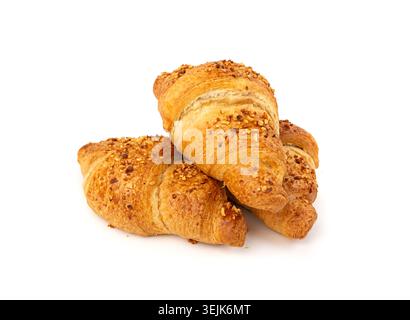 Köstliches Croissant mit Nusskrümeln isoliert. Frisches Butter Croissant Gebäck, süße französische Bäckerei auf weißem Hintergrund Stockfoto