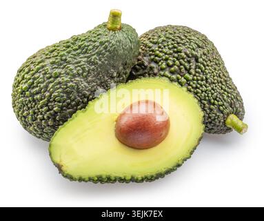 Zwei reife hass Avocado mit der Hälfte Avocado isoliert auf weißem Hintergrund. Detailliertes Lebensmittelelement. Beschneidungspfad. Stockfoto