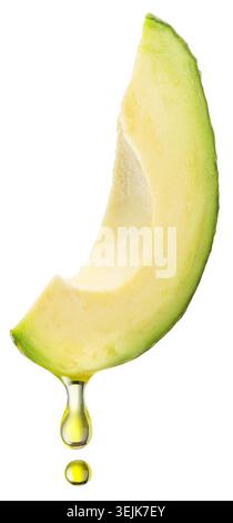 Scheibe einer Reifen Avocado mit einem Tropfen natürlichem Avocadoöl oder -Essenz, isoliert auf weißem Hintergrund. Essential Superfood Image. Beschneidungspfad. Stockfoto