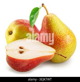 Reife gelbe Birne mit roter Seite und Birnenhälfte auf weißem Hintergrund. Datei enthält Beschneidungspfade. Stockfoto