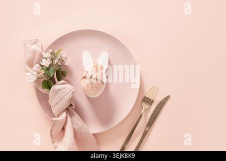 Ostertisch-Komposition mit Eierdekoration und Frühlingsblumen Stockfoto