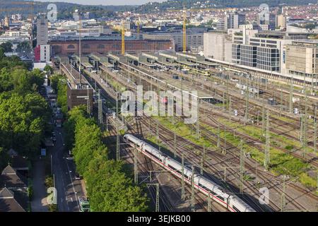 Aprelude am Stuttgarter Hauptbahnhof mit Bürogebäude im Europaviertel. Stuttgart, Baden-Württemberg, Deutschland Stockfoto