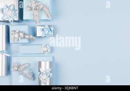 Winter festlicher Hintergrund für Werbung und Design - Set aus blauen und silbernen Metallschachteln mit Bändern auf weichem Licht Pas Stockfoto