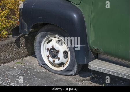 Reifenpannen von einem Oldtimer am Straßenrand, Bayern, Deutschland Stockfoto
