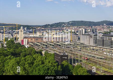 Aprelude am Stuttgarter Hauptbahnhof mit Bürogebäude im Europaviertel. Stuttgart, Baden-Württemberg, Deutschland Stockfoto