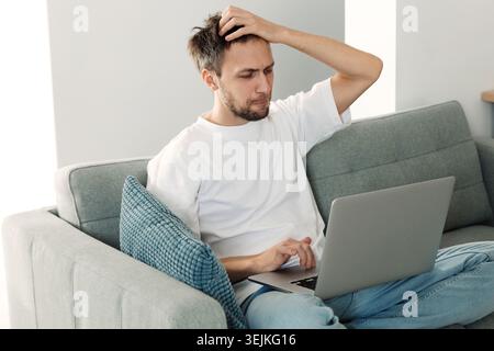 Frustriert depressive Geschäftsmann fühlen sich schlecht von Versagen Blick auf Laptop mit Insolvenz Berichte weinen Stockfoto
