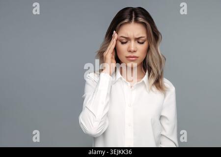 Frustrierte Geschäftsfrau leiden unter Kopfschmerzen oder Migräne müde Gefühl schlecht von Stress oder Überlastung Stockfoto