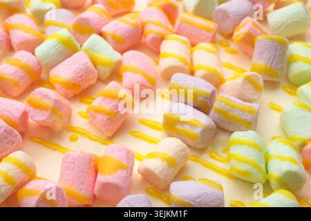 Kuchen mit mehrfarbigem Marshmallow, für Hintergründe oder Texturen Stockfoto
