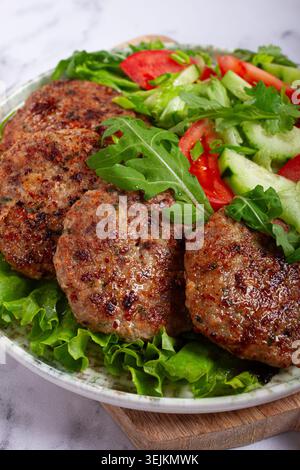 Gebratene Schnitzel, gemischtes Hackfleisch, mit Gemüsesalat, hausgemacht, Blick von oben, keine Personen, Stockfoto