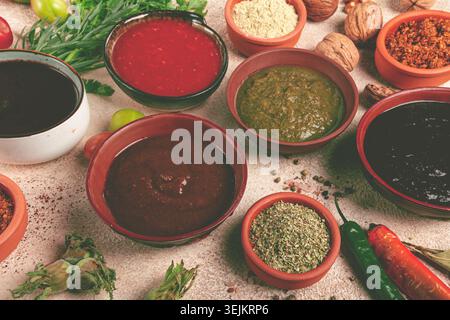 Auswahl georgischer Soßen und Gewürze, Blick von oben, Gewürzset und Tkemali, georgianisch, Essenshintergrund, Stockfoto
