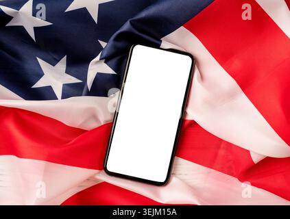 Leerer Bildschirm auf einem modernen Smartphone für Modelldesign auf US-Nationalflagge Stockfoto