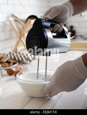 Eiweiß und Kristallzucker auf weißem Holztisch Stockfoto
