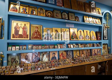 Ikonen zum Verkauf, serbisch-orthodoxes Kloster von Ostrog, Provinz Danilovgrad, Montenegro Stockfoto