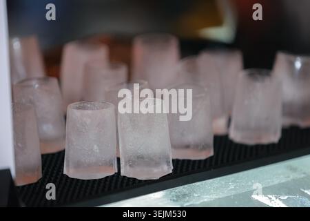 Nahaufnahme der leeren gefrorenen Eiskulisse am Bartheken Stockfoto