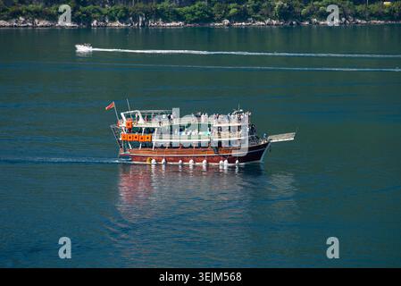 Großes Ausflugsboot für Touristen in der Bucht von Kotor in der Nähe von Perast, Adriaküste, Montenegro Stockfoto