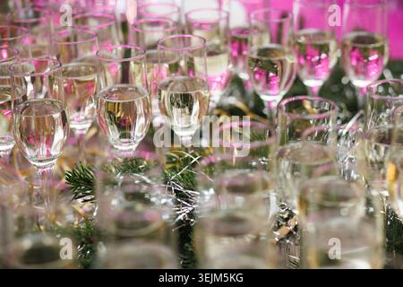 Sektgläser auf festlichem Weihnachtsbanketttisch Stockfoto