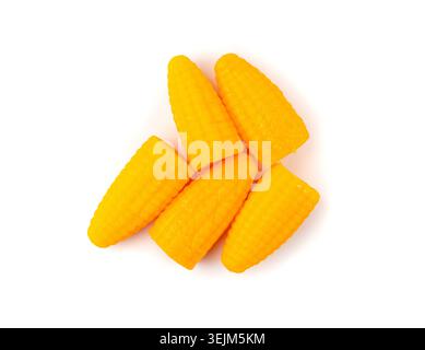 Corn Ear kaut isolierte, Gelee-Milch-Kaubonbons mit Maisgeschmack, vietnamesische gelbe gummiartige Bonbons auf weißem Hintergrund Stockfoto