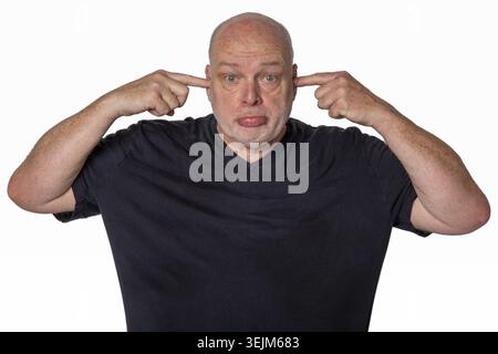Ein älterer Mann, der sich weigert, in einem Studio-Porträt auf weißem Hintergrund zuzuhören Stockfoto