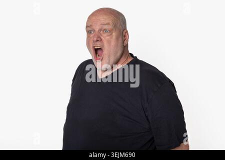 Porträt eines älteren Mannes, der nach links ruft, isoliert auf weißem Hintergrund. Stockfoto
