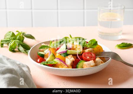Toskanische Panzanella mit Tomaten und Brot. Traditionelle italienische Küche. Vegetarischer Panzanella-Salat. Mediterrane gesunde Lebensmittel. Stockfoto