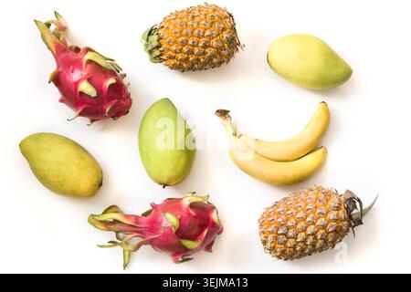 Isolierte tropische Früchte. Ananas, Banane, pitaya-Früchte und Mango Stockfoto