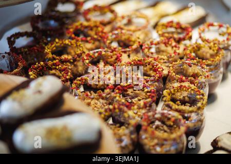 Verschiedene süße Desserts und Schokoladenmousse am Buffet-Tisch Stockfoto