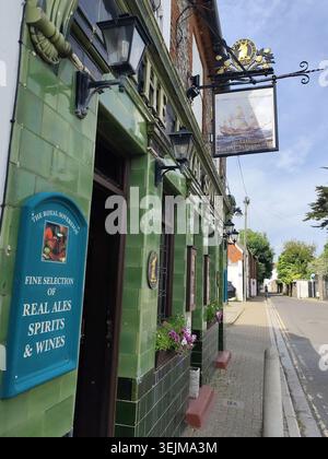Das Royal Sovereign Pub, ein Gebäude der II. Klasse, das für seine markanten grünen viktorianischen Fliesen bekannt ist, Shoreham-by-Sea, West Sussex, Großbritannien Stockfoto