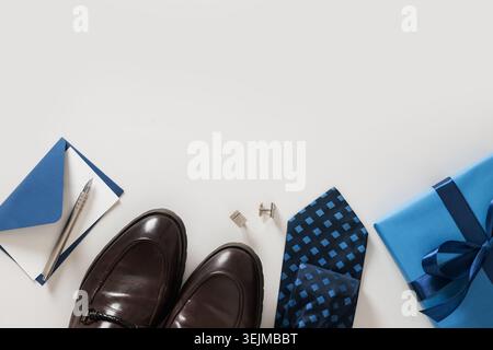 Grußkarte zum Happy Vathers Day mit Herrenaccessoires. Stockfoto