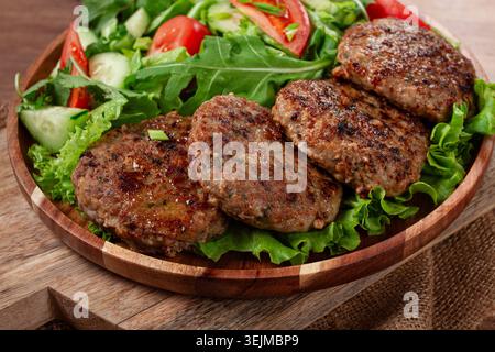 Gebratene Schnitzel, gemischtes Hackfleisch, mit Gemüsesalat, hausgemacht, Blick von oben, keine Personen, Stockfoto