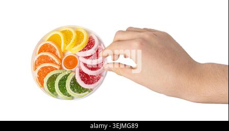 Frucht Marmelade Süßigkeiten in Hand isoliert, Zitronenscheiben Gelee, bunte Zucker Zitrusmarmeladen, Zitronenscheiben, Orange, Limettenscheiben auf White Backgrou Stockfoto