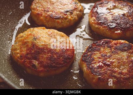 Gebratene Hähnchenkoteletts, mit Gemüse, in einer Pfanne, hausgemacht, keine Leute, Stockfoto