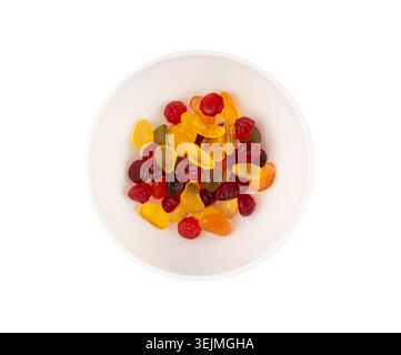 Frucht-Gummibonbons-Stapel in der Schüssel isoliert, vegane Kaumarmelade-Pillen, Gelee Gummitropfen Haufen, bunte Gelatinesbonbons auf weißem Hintergrund von oben Ansicht Stockfoto
