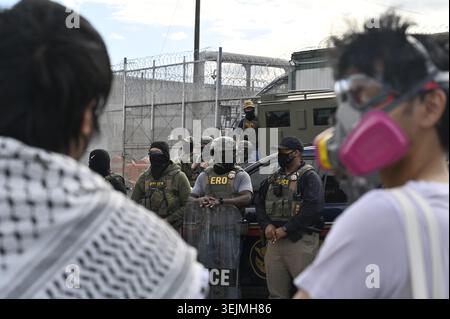 Newark, USA. Mai 2026. Menschen protestieren vor dem Abschiebezentrum in Newark im US-Bundesstaat New Jersey. Quelle: Anne Pollmann/dpa/Alamy Live News Stockfoto