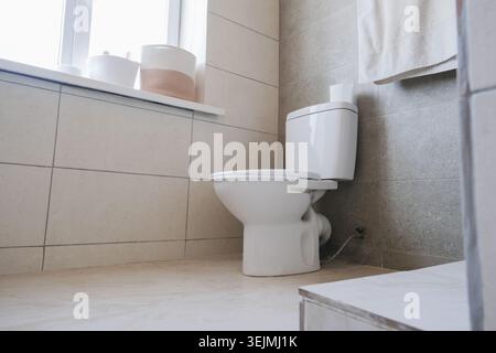 Toilettenschüssel in der Nähe einer Dusche in modernem Badezimmer Stockfoto