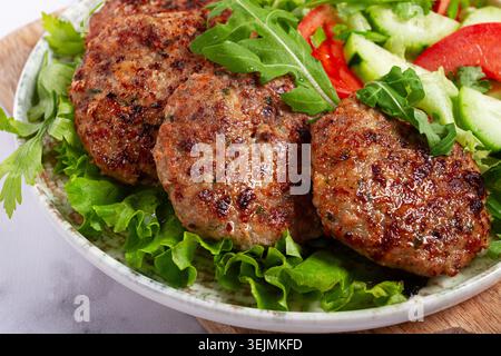 Gebratene Schnitzel, gemischtes Hackfleisch, mit Gemüsesalat, hausgemacht, Blick von oben, keine Personen, Stockfoto