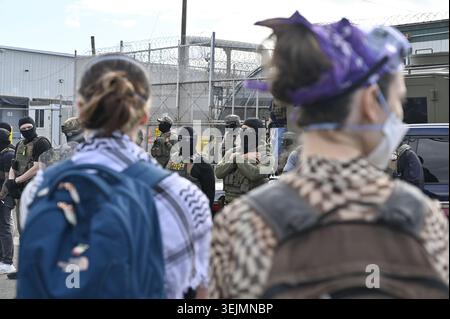 Newark, USA. Mai 2026. Menschen protestieren vor dem Abschiebezentrum in Newark im US-Bundesstaat New Jersey. Quelle: Anne Pollmann/dpa/Alamy Live News Stockfoto