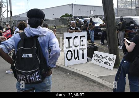 Newark, USA. Mai 2026. Menschen protestieren vor dem Abschiebezentrum in Newark im US-Bundesstaat New Jersey. Quelle: Anne Pollmann/dpa/Alamy Live News Stockfoto
